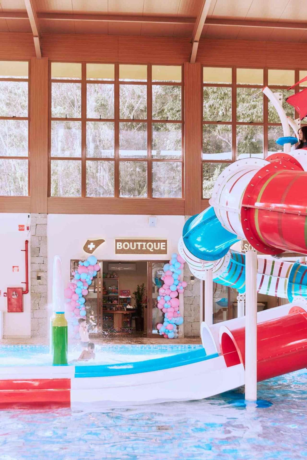 Interior do complexo com produtos e ambiente da boutique Alpenmare